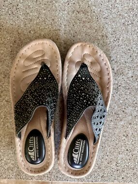 Cliffs by WHITE MOUNTAIN Black Jeweled Thong Womens Sandals Size 7.5